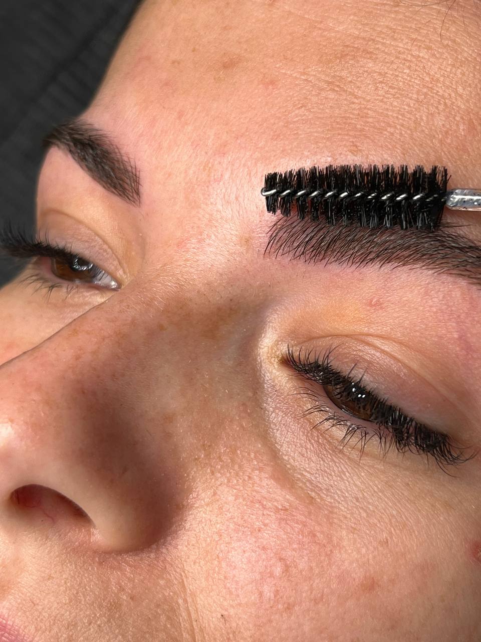Sopracciglia realizzate con microblading